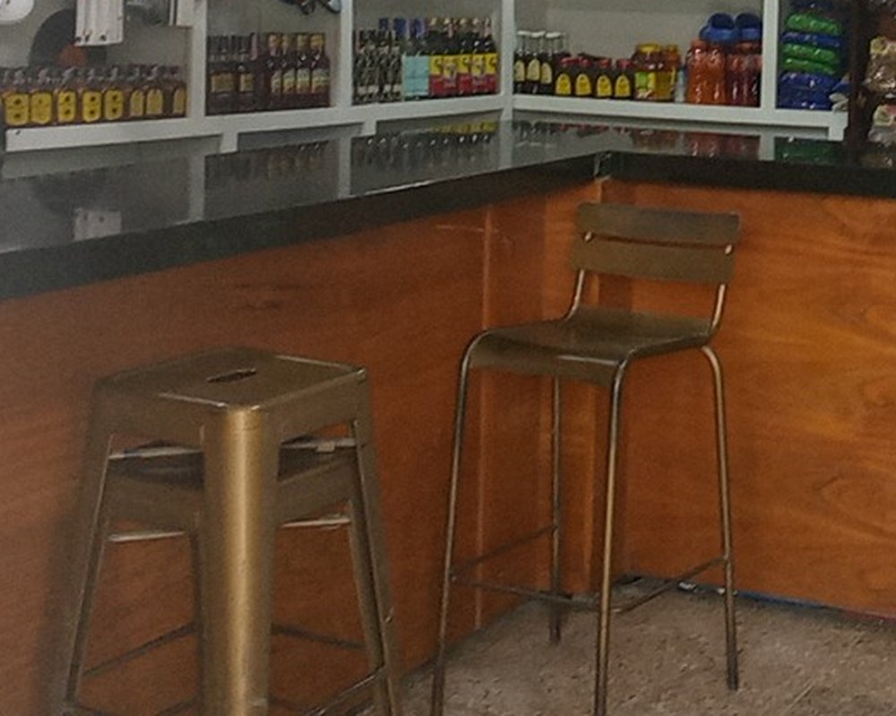 Taburetes frente a la barra de madera